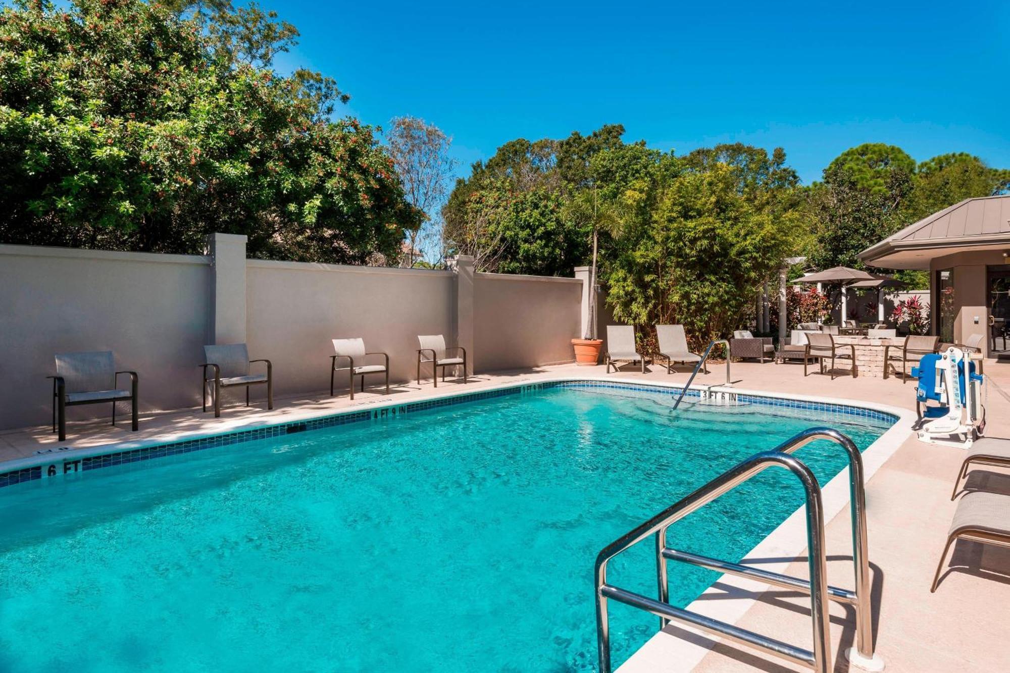Courtyard Sarasota Bradenton Airport Hotel Exterior foto